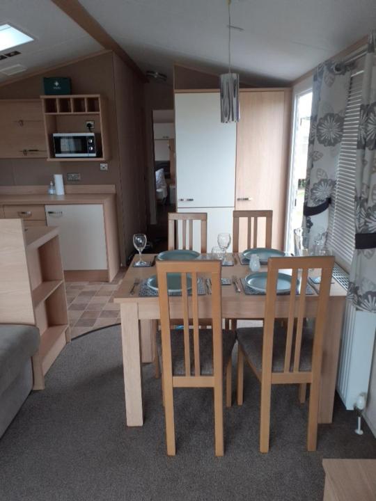 Rick'S Retreat Static Caravan Near The Beach With Free Wifi Lossiemouth Exterior photo
